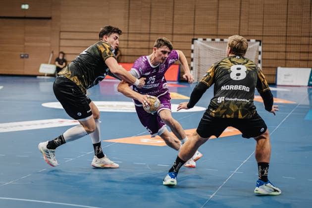 Pictured: Torsten Anselm, 25, of Hüttenberg, in a one-on-one battle with Viktor Petersen Norberg, 8, of Dresden, October 4, 2026, HC Elbflorenz 2006 vs. TV 05 07 Hüttenberg, Handball Bundesliga 2, Matchday 6, Germany, Dresden, BallsportArena Dresden Copyright: HMBxMedia xEtiennexSchlick