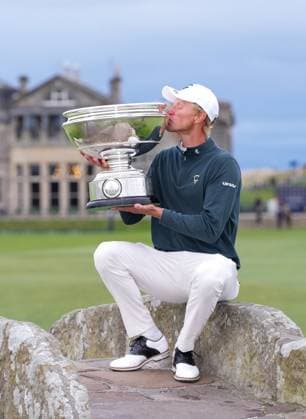 Champion golfer Adrian Meronk kisses the Alfred Dunhill Links Championship trophy as he sits on the Swilken Bridge. Alfred Dunhill Links Championship, Golf, Round 4, Old Course St Andrews, Scotland, UK, Scotland, UK - 04 Oct 2026 Scotland United Kingdom  Copyright: xStuartxWallace Shutterstockx 17185560c