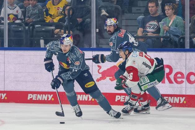 One-on-one, action, featuring Brady Ferguson 12 (EHC Red Bull Munich) and Moritz Elias 46 (Augsburger Panther), EHC Red Bull Munich vs. Augsburger Panther, Matchday 6, Ice Hockey, Penny DEL, October 3, 2026, Munich, Bavaria, Germany Copyright: xkolbert-press ChristianxKolbertx