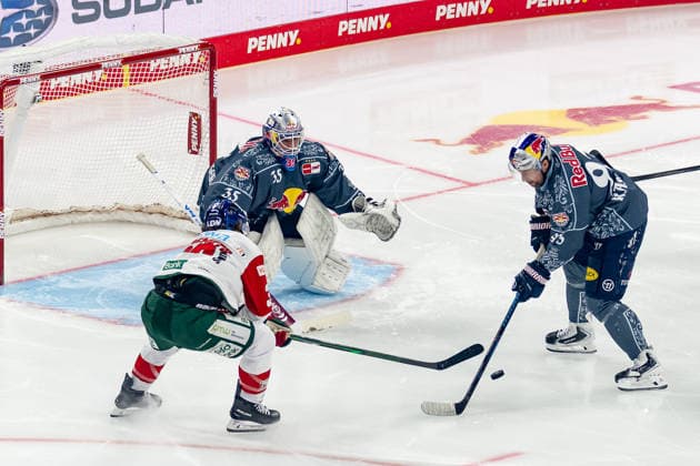 Tim Wohlgemuth of the Augsburger Panther, 33, misses a shot against Mathias Niederberger, goaltender for EHC Red Bull Munich, 35, and Maximilian Kastner of EHC Red Bull Munich, 93, GER, EHC Red Bull Munich vs. Augsburger Panther, DEL, 2026–2027 season, Matchday 6, October 4, 2026. Photo: HMB Media, Franz Feiner Copyright: HMBxMedia FranzxFeiner