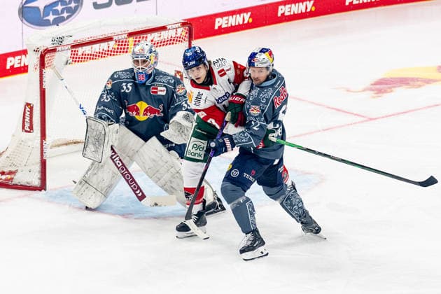 Patrick Hager, EHC Red Bull Munich, 52, defends against Tim Wohlgemuth, Augsburger Panther, 33, in front of the net of Mathias Niederberger, goaltender, EHC Red Bull Munich, 35, GER, EHC Red Bull Munich vs. Augsburger Panther, DEL, 2026–2027 season, Matchday 6, October 4, 2026. Photo by HMB Media, Franz Feiner Copyright: HMBxMedia FranzxFeiner