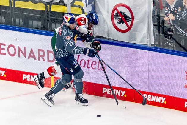 Battle for the Puck: Face-off between Brady Ferguson (EHC Red Bull Munich, 12) and Ryan Button (Augsburger Panther, 55 GER), EHC Red Bull Munich vs. Augsburger Panther, DEL, 2026–2027 Season, Matchday 6, October 4, 2026 Photo: HMB Media, Franz Feiner Copyright: HMBxMedia FranzxFeiner