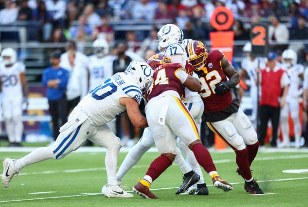 October 4, 2026, London, England, United Kingdom: DARON PAYNE 94 and DORANCE ARMSTRONG 92 of Washington Commanders attempt to sack Quarterback DANIEL JONES 17 of Indianapolis Colts in the NFL, American Football Herren, USA 2026 27 regular season game week 4 between INDIANAPOLIS COLTS and WASHINGTON COMMANDERS at the Tottenham Hotspur Stadium in London, United Kingdom. Colts won 30:13 against Commanders. NFL 2026: Colts 30:13 Commanders  - ZUMAc179 20261004_zep_c179_086 Copyright: xMickaelxChavetx