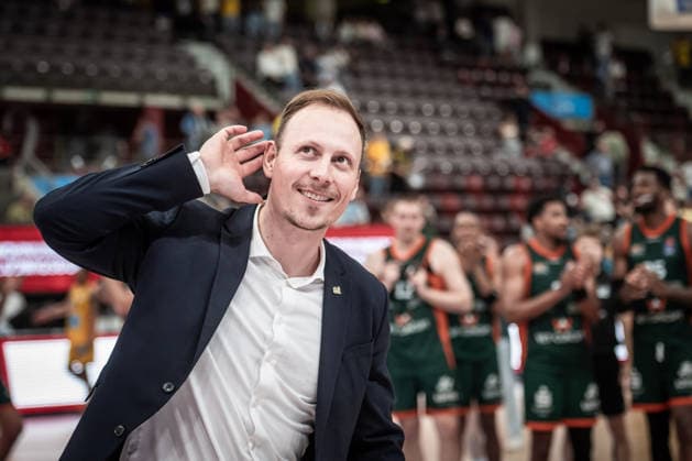Jacques Schneider, VET CONCEPT Gladiators Trier, Head Coach: I want to hear from you all—shout-out to the fans—keep the spirits high, keep smiling! GER, MHP Riesen Ludwigsburg vs. VET CONCEPT Gladiators Trier, Basketball Bundesliga, easycredit BBL, Matchday 4, 2026–2027 season, October 4, 2026 GER, MHP Riesen Ludwigsburg vs. VET CONCEPT Gladiators Trier, Basketball Bundesliga, easycredit BBL, Matchday 4, 2026–2027 season, October 4, 2026 Ludwigsburg Copyright: xSandyxDinkelackerx EP_SDR