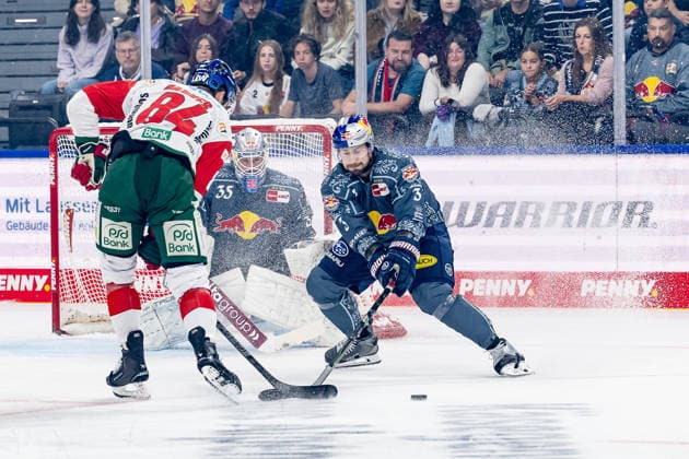 Lukas Klok, EHC Red Bull Munich, 03, defends against Trevor Parkes, Augsburger Panther, 84, GER; EHC Red Bull Munich vs. Augsburger Panther, DEL, 2026–2027 season, Matchday 6, October 4, 2026 Photo: HMB Media, Heike Feiner Copyright: HMBxMedia HeikexFeiner