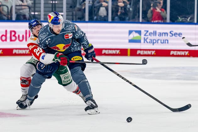 Battle for the Puck: Face-off between Philipp Krauss of the Augsburger Panther, 20, and Ville Pokka of EHC Red Bull Munich, 22 (GER), EHC Red Bull Munich vs. Augsburger Panther, DEL, 2026–2027 Season, Matchday 6, October 4, 2026 Photo: HMB Media, Heike Feiner Copyright: HMBxMedia HeikexFeiner