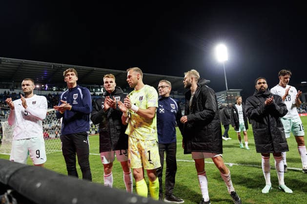 SOCCER - NL, KOS vs AUT PRISTINA,KOSOVO,04.OCT.26 - SOCCER - UEFA Nations League, OEFB international match, Länderspiel, Nationalmannschaft Kosovo vs Austria. Image shows head coach Ralf Rangnick (AUT) and the team of AUT.  GEPAxpictures xArminxRauthner