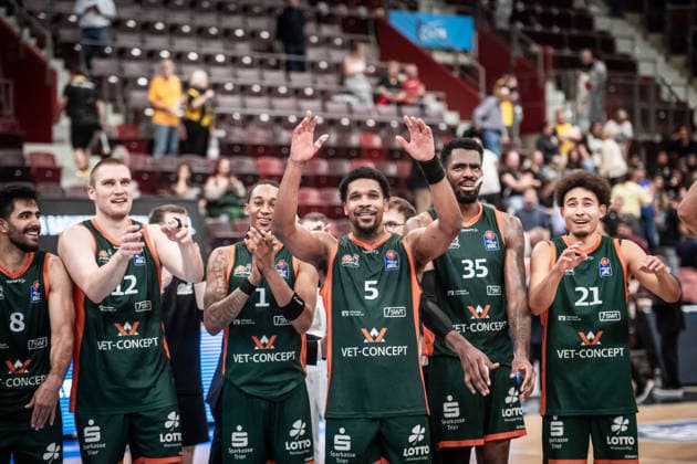 Justin Simon, VET CONCEPT Gladiators Trier, 05, Center, and the team celebrate after an away win against the MHP Riesen Ludwigsburg GER, MHP Riesen Ludwigsburg vs. VET CONCEPT Gladiators Trier, Basketball Bundesliga, easycredit BBL, Matchday 4, 2026–2027 season, October 4, 2026 GER, MHP Riesen Ludwigsburg vs. VET CONCEPT Gladiators Trier, Basketball Bundesliga, easycredit BBL, Matchday 4, 2026–2027 season, October 4, 2026 Ludwigsburg Copyright: xSandyxDinkelackerx EP_SDR