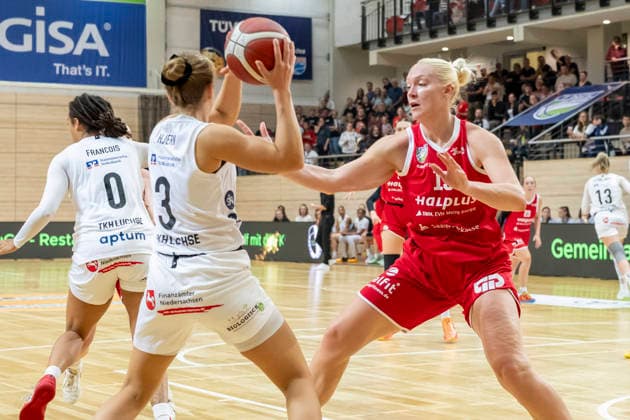 Toyota DBBL 2026–2027: HalFit Lions vs. TK Hannover, Halle Saale, Germany, October 4, 2026. Pictured, from left: Lovisa Hjern (Hannover) and Marta Miscenko (Halle Saale), swh Arena, Saxony-Anhalt, Germany