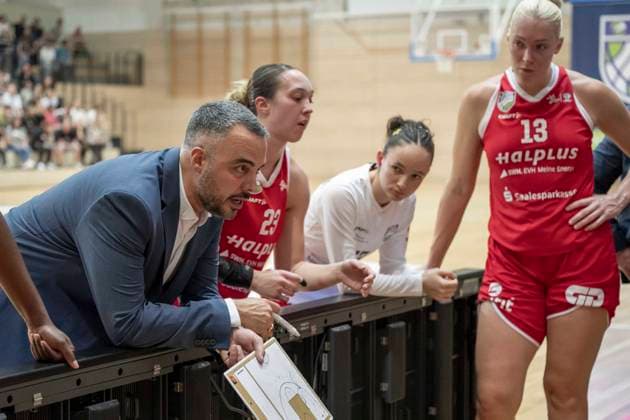 Toyota DBBL 2026–2027: HalFit Lions vs. TK Hannover, Halle an der Saale, Germany, October 4, 2026. Pictured in the center: Coach Timur Topal, Halle an der Saale, swh Arena, Saxony-Anhalt, Germany
