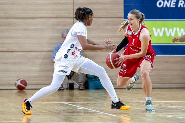Toyota DBBL 2026–2027 HalFit Lions vs. TK Hannover, Halle-Saale, Germany, October 4, 2026. Pictured from left: Prencis Harden (Hannover) and Lee Volker (Halle-Saale), swh Arena, Saxony-Anhalt, Germany
