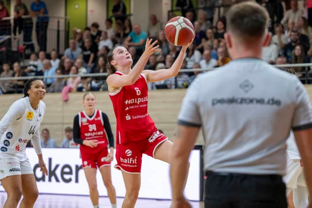 Toyota DBBL 2026–2027 HalFit Lions vs. TK Hannover Halle Saale, Germany, October 4, 2026. Pictured: Nicole Brochlitz of Halle with the ball, Halle Saale swh Arena, Saxony-Anhalt, Germany