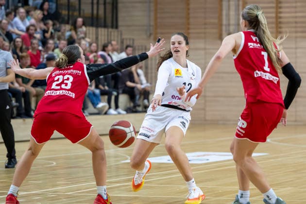 Toyota DBBL 2026–2027: HalFit Lions vs. TK Hannover, Halle an der Saale, Germany, October 4, 2026. Pictured, from left: Jordan King (Halle), Rowena Jongeling (Hannover), and Lee Volker (Halle), Halle an der Saale, swh Arena, Saxony-Anhalt, Germany