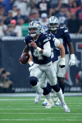 October 4, 2026, Houston, Texas, U.S: Dallas Cowboys quarterback Dak Prescott (4) carries the ball upfield on a quarterback scramble during the first quarter of the NFL, American Football Herren, USA regular season game between the Houston Texans and the Dallas Cowboys at Reliant Stadium in Houston, TX on October 4, 2026. NFL 2026 - Dallas Cowboys Vs Houston Texans - ZUMAw137 20261004_aap_w137_017 Copyright: xErikxWilliamsx
