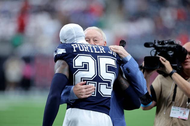 October 4, 2026, Houston, Texas, U.S: Dallas Cowboys owner and general manager Jerry Jones greets cornerback Joey Porter Jr. (25) prior to the NFL, American Football Herren, USA regular season game between the Houston Texans and the Dallas Cowboys at Reliant Stadium in Houston, TX on October 4, 2026. NFL 2026 - Dallas Cowboys Vs Houston Texans - ZUMAw137 20261004_aap_w137_018 Copyright: xErikxWilliamsx