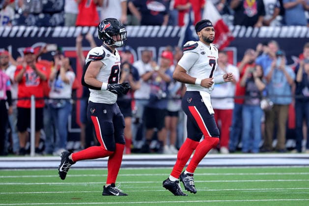 October 4, 2026, Houston, Texas, U.S: Houston Texans tight end Dalton Schultz (86) and quarterback C.J. Stroud (7) enter the field during pregame introductions prior to the NFL, American Football Herren, USA regular season game between the Houston Texans and the Dallas Cowboys at Reliant Stadium in Houston, TX on October 4, 2026. NFL 2026 - Dallas Cowboys Vs Houston Texans  - ZUMAw137 20261004_aap_w137_029 Copyright: xErikxWilliamsx