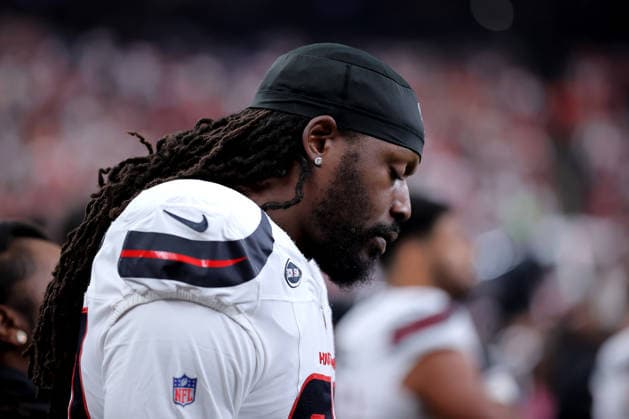 October 4, 2026, Houston, Texas, U.S: Houston Texans defensive end Jadeveon Clowney (90) stands during the national anthem prior to the NFL, American Football Herren, USA regular season game between the Houston Texans and the Dallas Cowboys at Reliant Stadium in Houston, TX on October 4, 2026. Houston U.S - ZUMAw137 20261004_aap_w137_025 Copyright: xErikxWilliamsx