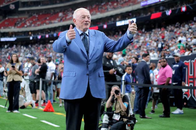 October 4, 2026, Houston, Texas, U.S: Dallas Cowboys owner and general manager Jerry Jones acknowledges the fans prior to the NFL, American Football Herren, USA regular season game between the Houston Texans and the Dallas Cowboys at Reliant Stadium in Houston, TX on October 4, 2026. Houston U.S - ZUMAw137 20261004_aap_w137_027 Copyright: xErikxWilliamsx