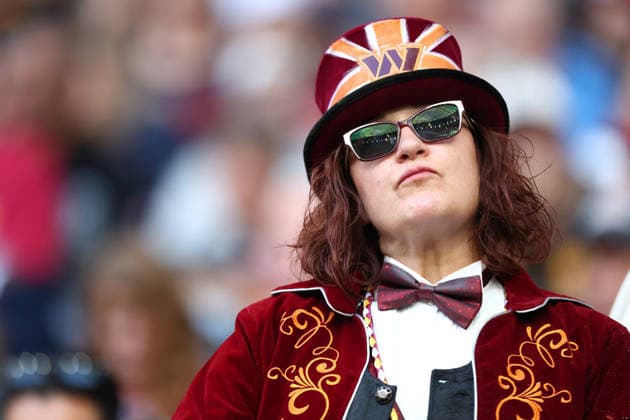 October 4, 2026, London, England, United Kingdom: A Washington Commander fan in the NFL, American Football Herren, USA 2026 27 regular season game week 4 between INDIANAPOLIS COLTS and WASHINGTON COMMANDERS at the Tottenham Hotspur Stadium in London, United Kingdom. Colts won 30:13 against Commanders. NFL 2026: Colts 30:13 Commanders  - ZUMAc179 20261004_zep_c179_111 Copyright: xMickaelxChavetx