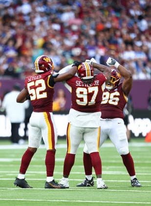 October 4, 2026, London, England, United Kingdom: Washington Commanders players of whom SONNY STYLES 52, TIM SETTLE JR 97 and SHY TYTLE 96 react after a big defensive play in the NFL, American Football Herren, USA 2026 27 regular season game week 4 between INDIANAPOLIS COLTS and WASHINGTON COMMANDERS at the Tottenham Hotspur Stadium in London, United Kingdom. Colts won 30:13 against Commanders. NFL 2026: Colts 30:13 Commanders  - ZUMAc179 20261004_zep_c179_118 Copyright: xMickaelxChavetx