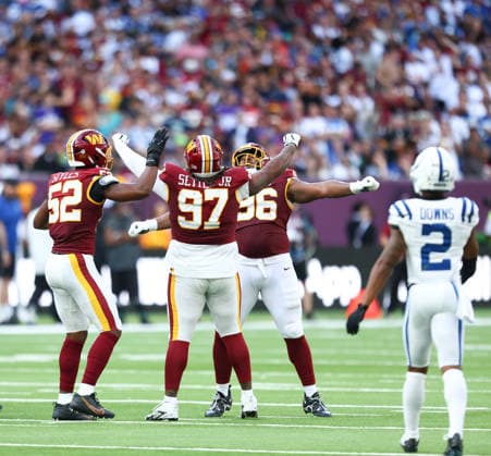 October 4, 2026, London, England, United Kingdom: Washington Commanders players of whom SONNY STYLES 52, TIM SETTLE JR 97 and SHY TYTLE 96 react after a big defensive play in the NFL, American Football Herren, USA 2026 27 regular season game week 4 between INDIANAPOLIS COLTS and WASHINGTON COMMANDERS at the Tottenham Hotspur Stadium in London, United Kingdom. Colts won 30:13 against Commanders. NFL 2026: Colts 30:13 Commanders  - ZUMAc179 20261004_zep_c179_119 Copyright: xMickaelxChavetx