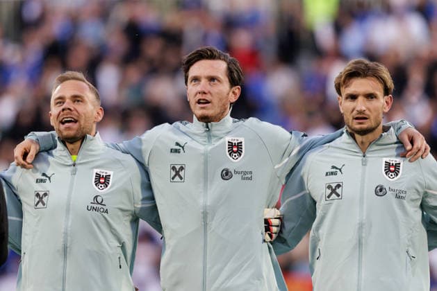 SOCCER - NL, KOS vs AUT PRISTINA,KOSOVO,04.OCT.26 - SOCCER - UEFA Nations League, OEFB international match, Länderspiel, Nationalmannschaft Kosovo vs Austria. Image shows Alexander Schlager, Michael Gregoritsch and Stefan Posch (AUT) during the hymn.  GEPAxpictures xArminxRauthner