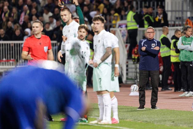 SOCCER - NL, KOS vs AUT PRISTINA,KOSOVO,04.OCT.26 - SOCCER - UEFA Nations League, OEFB international match, Länderspiel, Nationalmannschaft Kosovo vs Austria. Image shows Sasa Kalajdzic, Romano Schmid, Christoph Lang and head coach Ralf Rangnick (AUT).  GEPAxpictures xArminxRauthner