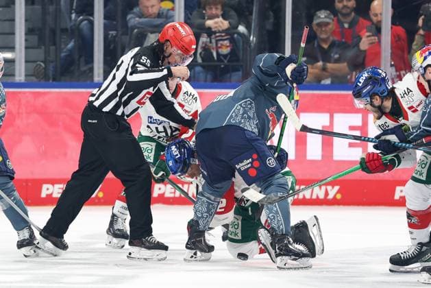 Bully, Dominik Kahun 21 EHC Red Bull Munich, Enrico Henriquez Morales 52 Augsburger Panther, EHC Red Bull Munich vs. Augsburger Panther, Matchday 6, Ice Hockey, Penny DEL, October 3, 2026, Munich, Bavaria, Germany Copyright: xkolbert-press ChristianxKolbertx