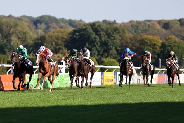 October 4, 2026, Düsseldorf, North Rhine-Westphalia, GER: New Emerald (left), ridden by Sibylle Vogt, wins the Grand Prix of the State Capital Düsseldorf at the Düsseldorf Grafenberg Racetrack. Horse, jockey, New Emerald, Vogt, victory, finish, finish line 261004SG791DUESSELDORF JPG