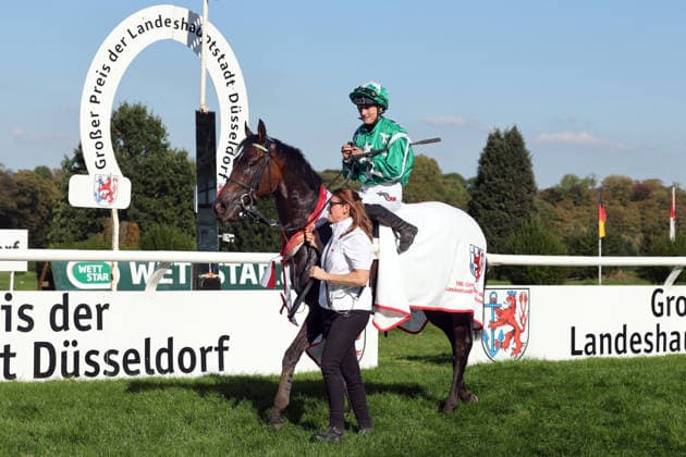 October 4, 2026, Düsseldorf, North Rhine-Westphalia, GER New Emerald with Sibylle Vogt after winning the Grand Prix of the State Capital Düsseldorf at the Düsseldorf Grafenberg Racetrack Horse, Jockey, New Emerald, Vogt, Victory 261004SG794DUESSELDORF JPG