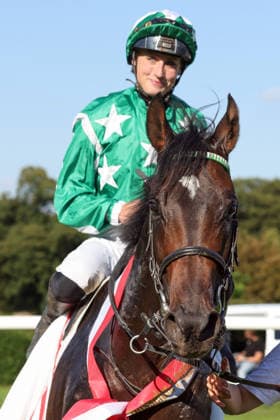 October 4, 2026, Düsseldorf, North Rhine-Westphalia, GER New Emerald with Sibylle Vogt after winning the Grand Prix of the State Capital Düsseldorf at the Düsseldorf Grafenberg Racetrack Horse, Jockey, New Emerald, Vogt, Victory 261004SG795DUESSELDORF JPG