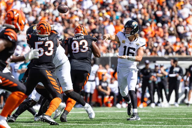 Oct 4, 2026; Cincinnati, OH, USA; Jacksonville Jaguars quarterback Trevor Lawrence (16) passes the ball during NFL, American Football Herren, USA game action against the Cincinnati Bengals at Paycor Stadium. Mandatory Credit: -Cal Media NFL 2026: Jaguars Vs Bengals OCT 04  - ZUMAc04_ 20261004_zma_c04_027 Copyright: xJohnxMersitsx