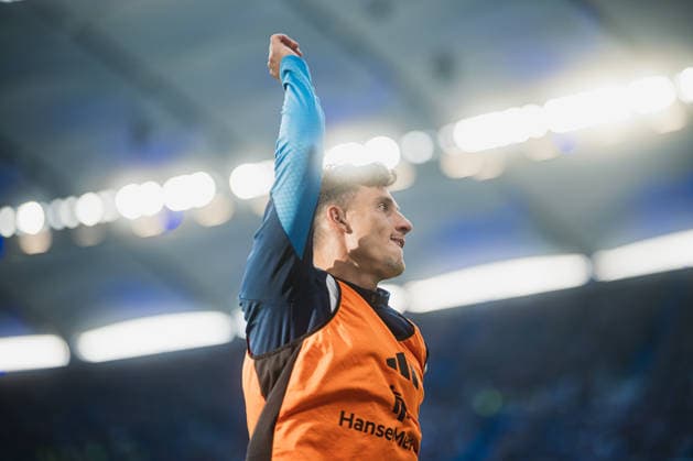 Friendly Match: Hamburger SV vs. FC Copenhagen, October 4, 2026. Nicolas Capaldo (Hamburger SV), age 24, warms up. Soccer, Friendly Match: Hamburger SV vs. FC Copenhagen on October 4, 2026, at the Volksparkstadion, Hamburg DFL REGULATIONS PROHIBIT ANY USE OF PHOTOGRAPHS AS IMAGE SEQUENCES AND OR QUASI-VIDEO Copyright: xBEAUTIFULxSPORTS Tonhäuserx