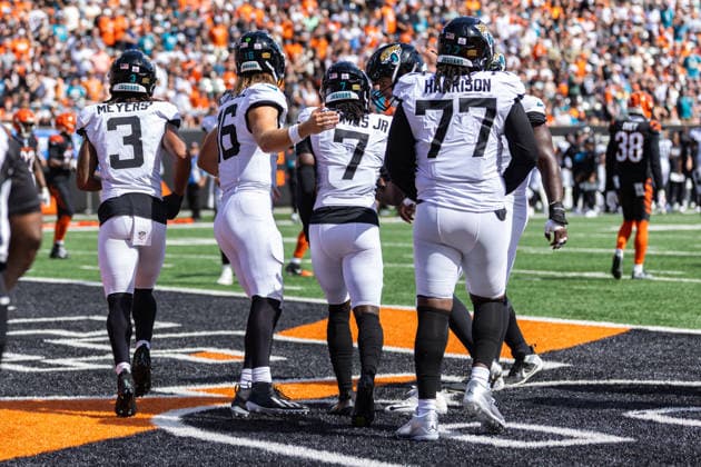 Oct 4, 2026; Cincinnati, OH, USA; Jacksonville Jaguars wide receiver Brian Thomas Jr. (7) celebrates touchdown with his teammates during NFL, American Football Herren, USA game action against the Cincinnati Bengals at Paycor Stadium. Mandatory Credit: -Cal Media NFL 2026: Jaguars Vs Bengals OCT 04 - ZUMAc04_ 20261004_zma_c04_029 Copyright: xJohnxMersitsx