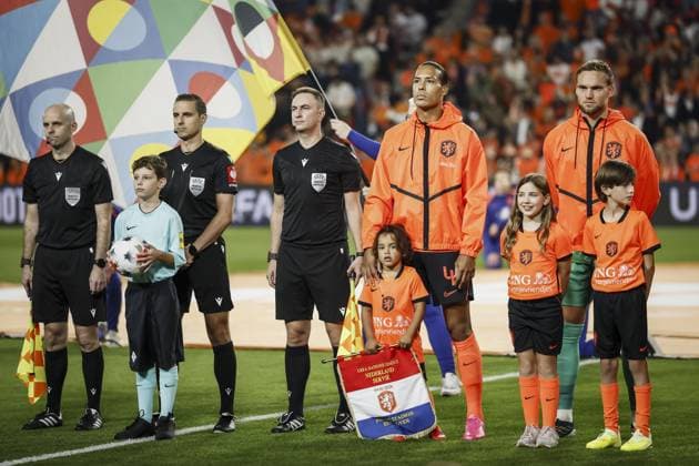 EINDHOVEN - (lr) Virgil van Dijk of the Netherlands and Netherlands goalkeeper Bart Verbruggen ahead of the UEFA Nations League match between the Netherlands and Serbia at the Philips Stadium on October 4, 2026 in Eindhoven, the Netherlands. KOEN VAN WEEL ANP xVIxANPxSportx xxANPxIVx 571516357 originalFilename: 571516357