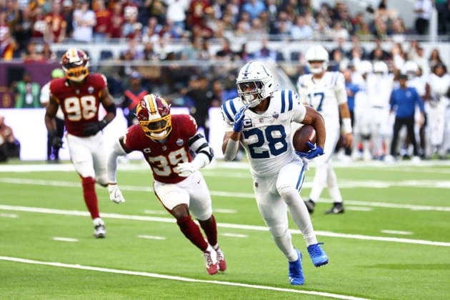 October 4, 2026, London, England, United Kingdom: JONATHAN TAYLOR 28 of Indianapolis Colts runs on his way to score a touchdown in the NFL, American Football Herren, USA 2026 27 regular season game week 4 between INDIANAPOLIS COLTS and WASHINGTON COMMANDERS at the Tottenham Hotspur Stadium in London, United Kingdom. Colts won 30:13 against Commanders. London United Kingdom - ZUMAc179 20261004_zep_c179_138 Copyright: xMickaelxChavetx