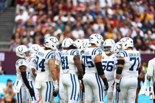 October 4, 2026, London, England, United Kingdom: Indianapolis Colts players huddle in the NFL, American Football Herren, USA 2026 27 regular season game week 4 between INDIANAPOLIS COLTS and WASHINGTON COMMANDERS at the Tottenham Hotspur Stadium in London, United Kingdom. Colts won 30:13 against Commanders. London United Kingdom - ZUMAc179 20261004_zep_c179_144 Copyright: xMickaelxChavetx