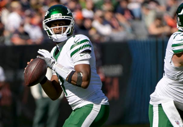 New York Jets quarterback Geno Smith (7) looks for an open receiver against the Chicago Bears at Soldier Field in Chicago on Sunday, October 4, 2026. CHI20261004106 MARKxBLACK