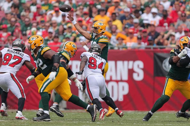 Oct 4, 2026; Tampa, FL, USA; Green Bay Packers quarterback Jordan Love (10) throws a pass during the NFL, American Football Herren, USA game between the Green Bay Packers and Tampa Bay Buccaneers at Raymond James Stadium. Mandatory Credit: Taylor McFee-Cal Media NFL 2026: Packers Vs Buccaneers OCT 04  - ZUMAc04_ 20261004_zma_c04_037 Copyright: xTaylorxMcfeex