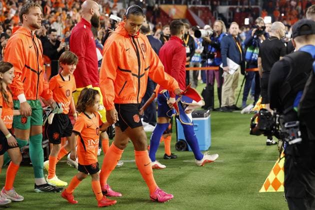 EINDHOVEN - Virgil van Dijk of the Netherlands enters the field with his daughter for the 100th international match, Länderspiel, Nationalmannschaft during the UEFA Nations League game between the Netherlands and Serbia at the Philips Stadium on October 4, 2026, in Eindhoven, the Netherlands. MAURICE VAN STEEN ANP UEFA Nations League 2026 27 xVIxANPxSportx xMauricexvanxSteenxIVx 571516450 originalFilename: 571516450