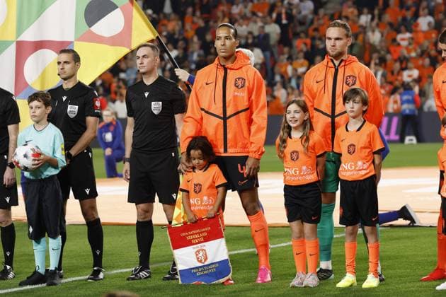 EINDHOVEN - Virgil van Dijk of the Netherlands enters the field with his daughter for the 100th international match, Länderspiel, Nationalmannschaft during the UEFA Nations League game between the Netherlands and Serbia at the Philips Stadium on October 4, 2026, in Eindhoven, the Netherlands. MAURICE VAN STEEN ANP UEFA Nations League 2026 27 xVIxANPxSportx xMauricexvanxSteenxIVx 571516522 originalFilename: 571516522