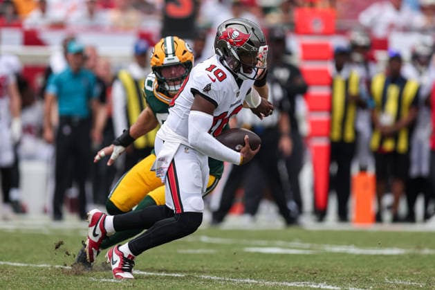 Oct 4, 2026; Tampa, FL, USA; Tampa Bay Buccaneers quarterback Jalon Daniels (10) scrambles under pressure during the first half of the NFL, American Football Herren, USA game between the Green Bay Packers and Tampa Bay Buccaneers at Raymond James Stadium. Mandatory Credit: Taylor McFee-Cal Media NFL 2026: Packers Vs Buccaneers OCT 04  - ZUMAc04_ 20261004_zma_c04_044 Copyright: xTaylorxMcfeex