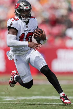 Oct 4, 2026; Tampa, FL, USA; Tampa Bay Buccaneers quarterback Jalon Daniels (10) runs the ball during the NFL, American Football Herren, USA game between the Green Bay Packers and Tampa Bay Buccaneers at Raymond James Stadium. Mandatory Credit: Taylor McFee-Cal Media NFL 2026: Packers Vs Buccaneers OCT 04  - ZUMAc04_ 20261004_zma_c04_050 Copyright: xTaylorxMcfeex