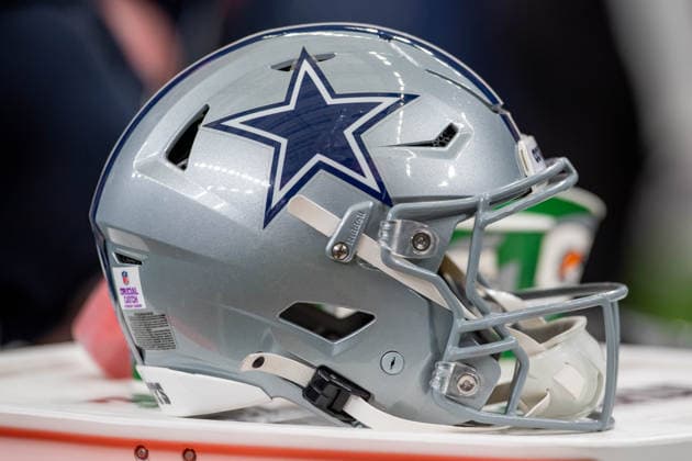 October 4, 2026: A Dallas Cowboys helmet sits on the sideline during a game between the Dallas Cowboys and the Houston Texans in Houston, TX. .. CSM NFL, American Football Herren, USA 2026: Cowboys Vs Texans OCT 04 - ZUMAc04_ 20261004_zma_c04_054 Copyright: xTraskxSmithx