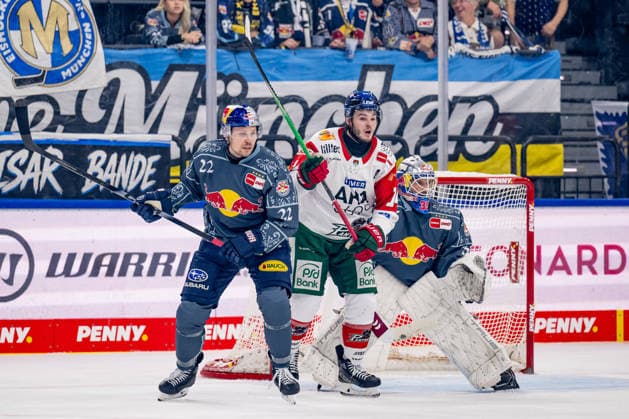 Ville Pokka of EHC Red Bull Munich (No. 22) defends against Donald D. J. Busdeker of the Augsburger Panther (No. 14) in front of the net of Mathias Niederberger, goaltender for EHC Red Bull Munich (No. 35), GER, EHC Red Bull Munich vs. Augsburger Panther, DEL, 2026–2027 season, Matchday 6, October 4, 2026. Photo: HMB Media, Heike Feiner Copyright: HMBxMedia HeikexFeiner