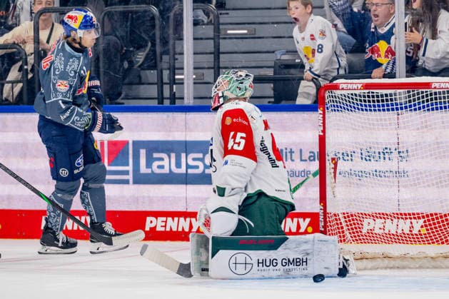 Markus Eisenschmid of EHC Red Bull Munich, No. 11, just scored the goal to make it 2–1 while shorthanded against goalie Tobias Ancicka, Augsburger Panther, No. 45. GER, EHC Red Bull Munich vs. Augsburger Panther, DEL, 2026–2027 season, Matchday 6, October 4, 2026. Photo: HMB Media, Heike Feiner Copyright: HMBxMedia HeikexFeiner