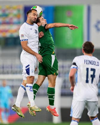 UEFA Nations League Group Stage, TSC Arena, BaÄka Topola, Serbia 4 10 2026 Republic of Ireland vs Israel Israel s Eliel Peretz and Ireland s Jayson Molumby challenge for a high ball Eliel Peretz and Jayson Molumby challenge for a high ball 4 10 2026  Copyright: xx RB1_9366