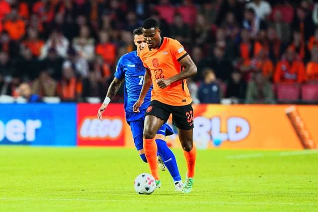 2026-10-04 UEFA Nations League: Netherlands v Serbia EINDHOVEN, NETHERLANDS - OCTOBER 4: Aleksandar Stankovic of Serbia and Denzel Dumfries of the Netherlands during the UEFA Nations League match between Netherlands and Serbia at Philips Stadion on October 4, 2026 in Eindhoven, Netherlands. Eindhoven Philips Stadion Netherlands Content not available for redistribution in The Netherlands directly or indirectly through any third parties. Copyright: xAndrexWeeningx
