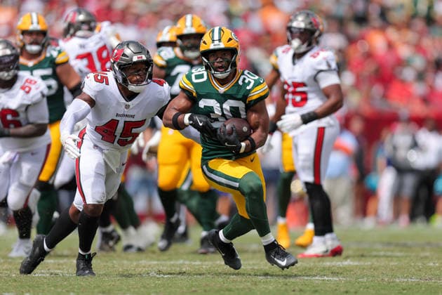 NFL, American Football Herren, USA 2026: Packers Vs Buccaneers OCT 04 Oct 4, 2026; Tampa, FL, USA; Green Bay Packers running back Chris Brooks (30) runs the ball during the NFL game between the Green Bay Packers and Tampa Bay Buccaneers at Raymond James Stadium. Mandatory Credit: Taylor McFee-Cal Media (Credit Image: Â Taylor Mcfee Cal Sport Media) Tampa Fl USA EDITORIAL USE ONLY Copyright: xx ZUMA-20261004_zma_c04_047.jpg TaylorxMcfeex csmphotothree531029