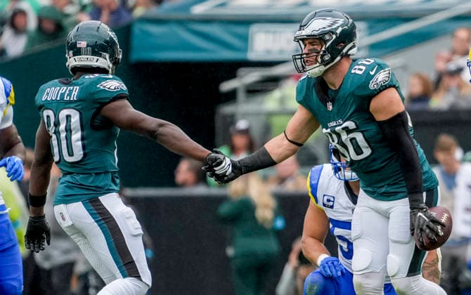 NFL, American Football Herren, USA 2026: Rams Vs Eagles OCT 04 October 4, 2026, Philadelphia, Pa, USA: Oct 4, 2026; Philadelphia, PA, USA; Philadelphia Eagles tight end Zac Ertz celebrates after a catch at Lincoln Financial Field. Mandatory Credit: Scott Serio-Cal Media(Credit Image: Scott Serio Cal Sport Media) Philadelphia Pa USA EDITORIAL USE ONLY Copyright: xx ZUMA-20261004_faf_cs17_160.jpg ScottxSeriox csmphotothree530992